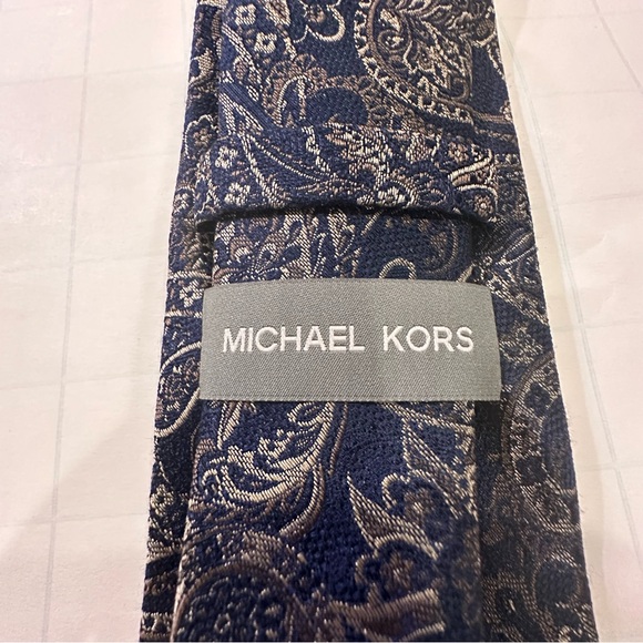 Mickeal Kors Men’s Dress Tie Navy and Gray - Picture 3 of 5